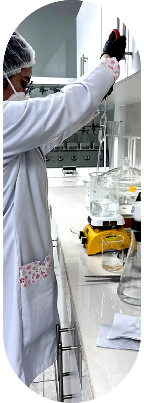 Analista de laboratorio con bata blanca